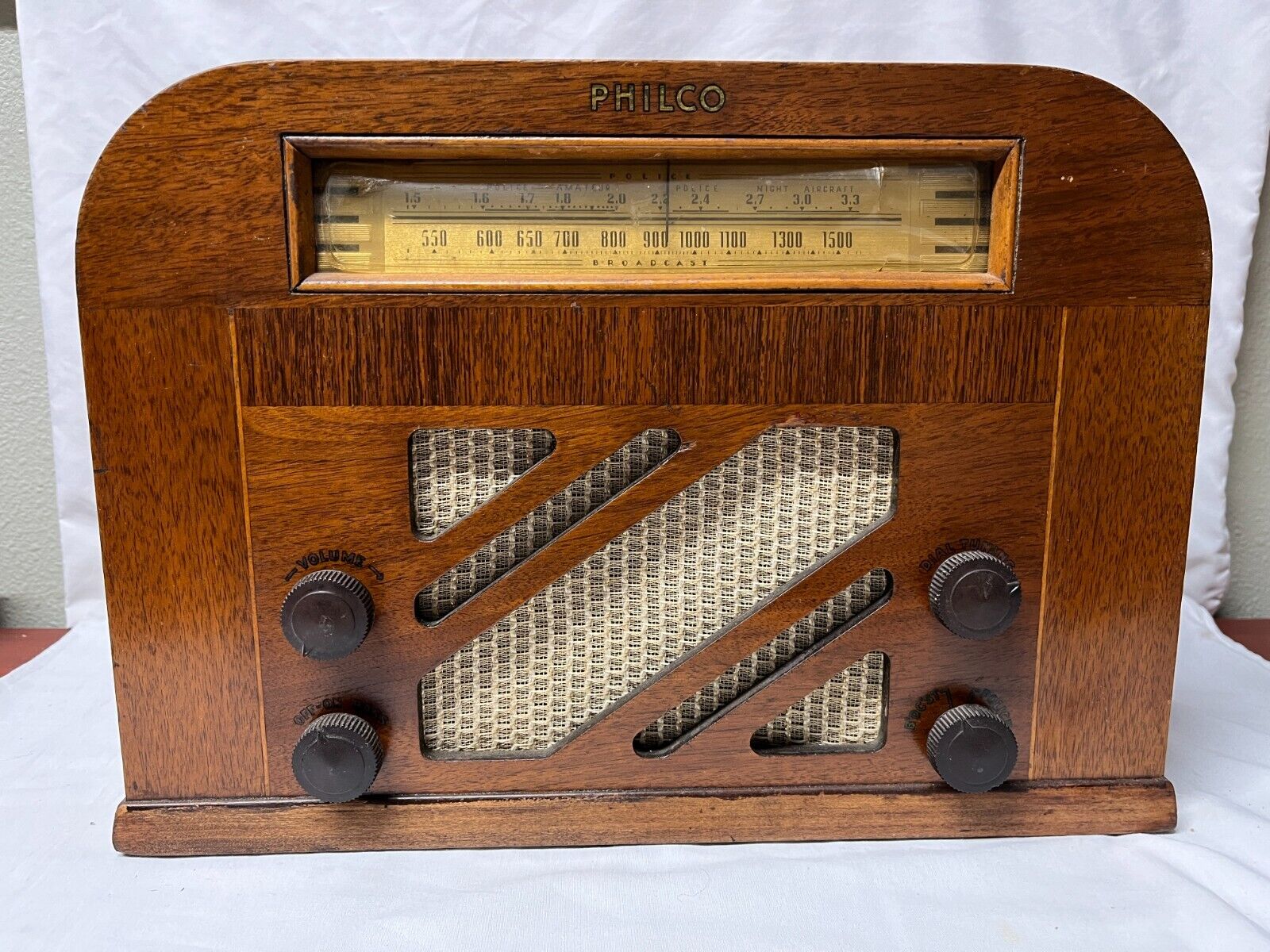 ANTIQUE Vintage RARE PHILCO MODEL 40-130 TUBE RADIO WORKS