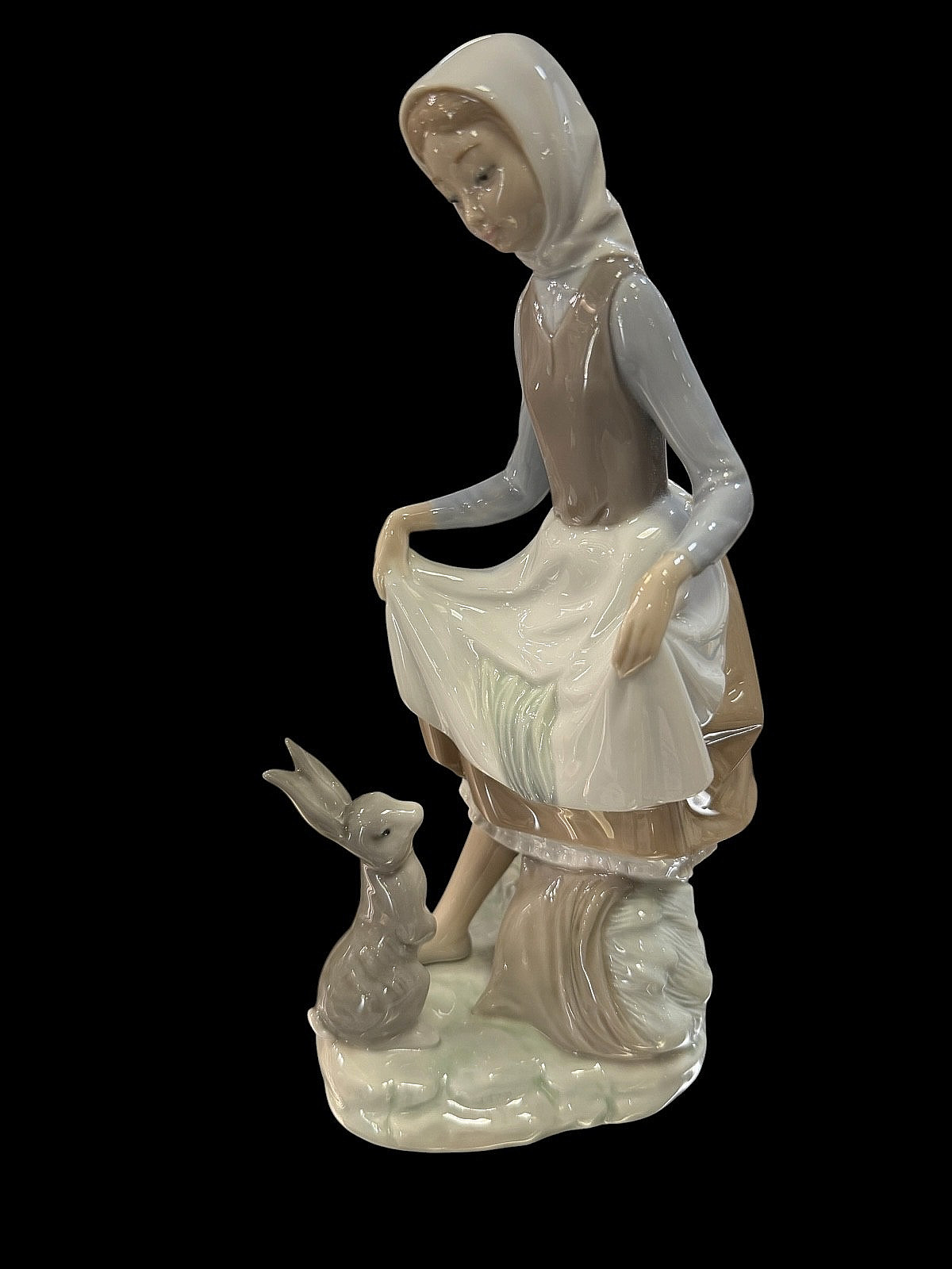 LLADRO #4826 RABBIT'S FOOD FIGURINE BY VICENTE MARTINEZ