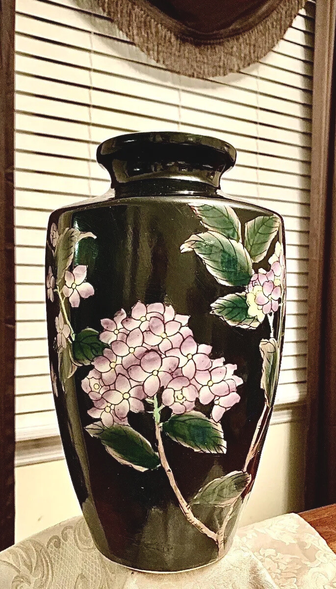 BEAUTIFUL CHINESE BLACK FLORAL VINTAGE VASE