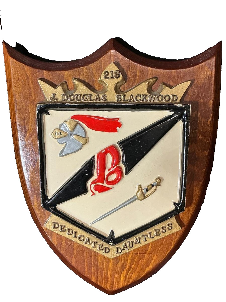 VTG 219 J DOUGLAS BLACKWOOD DEDICATED DAUNTLESS USA Crest Metal Wooden Plaque