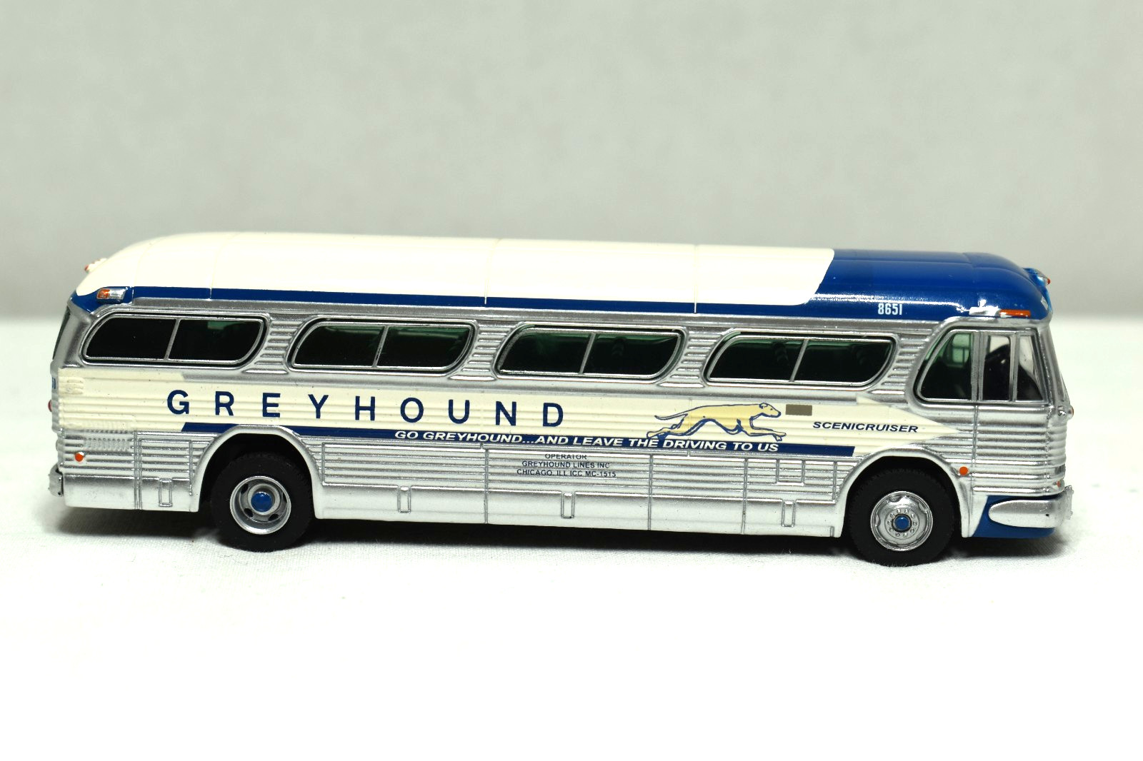 IR Iconic Replicas HO 1:87 G.M. P.D. 4104 Greyhound Bus Chicago