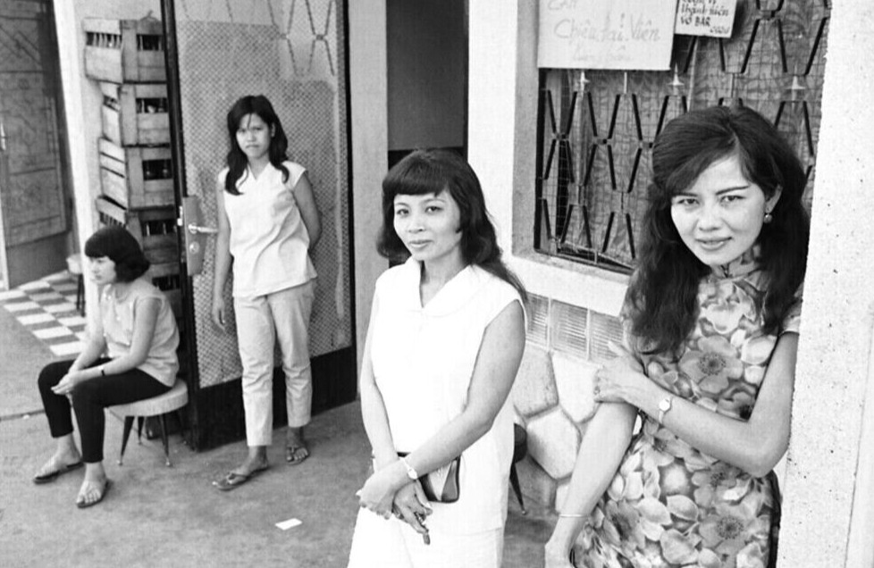 Vietnam  War  Photos --  Saigon Ladys  ...