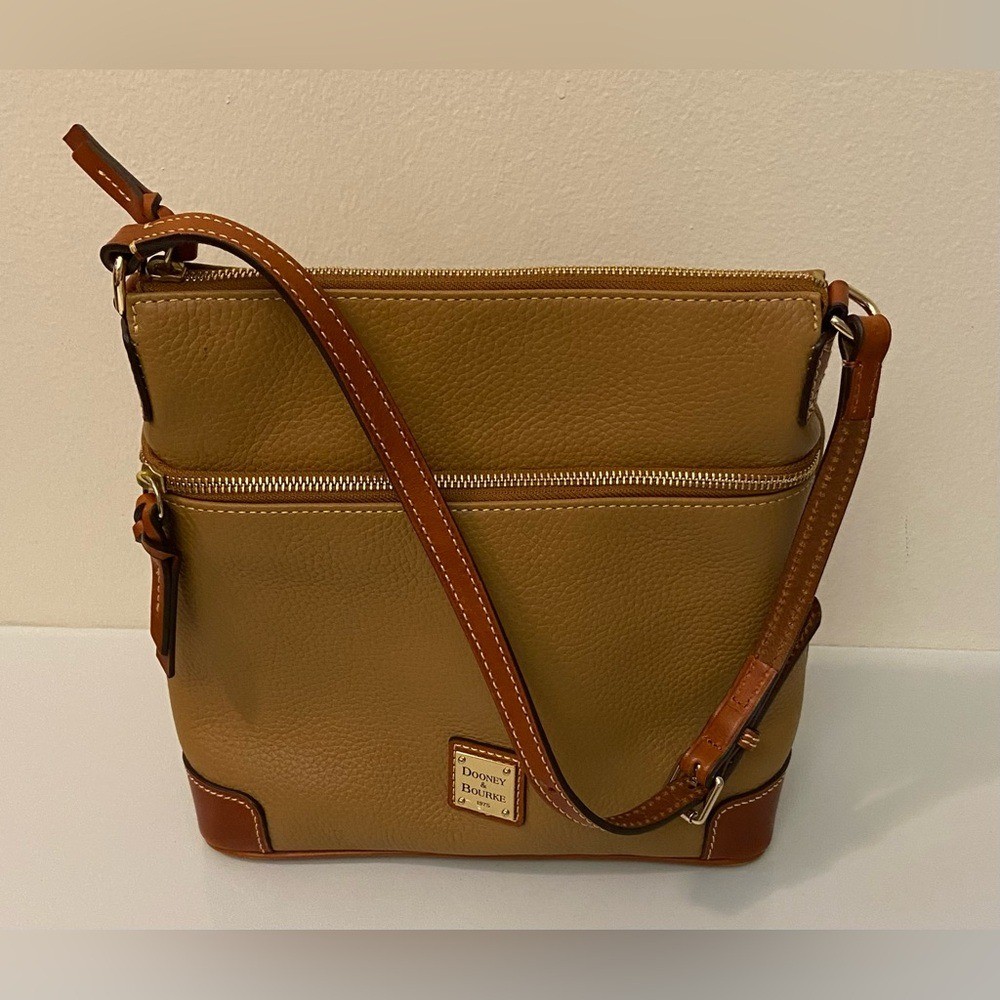 Dooney & Bourke Beige shoulder Bag EUC