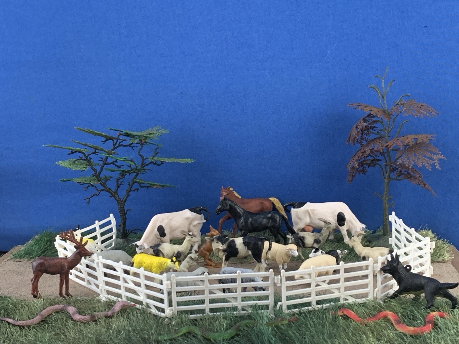Lot of 24 figures, farm animals, snakes, fences and two Britains Trees, plastic Lot of 24 figures, farm animals, snakes, fences and two Britains Trees, plastic
