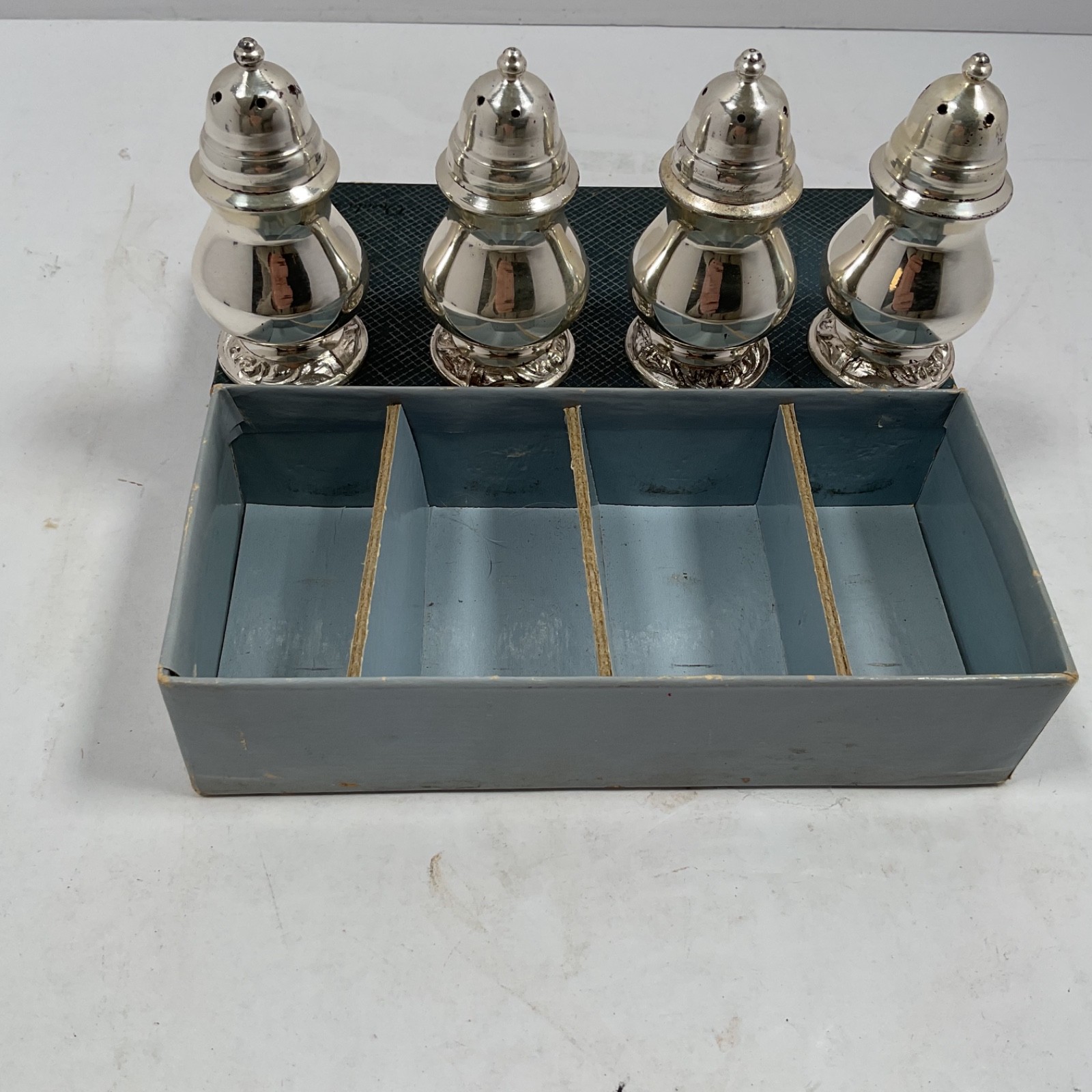 Vintage Oneida Ltd #51 Weighted Silverplate Salt Pepper Shakers Set of 4 w/ Box