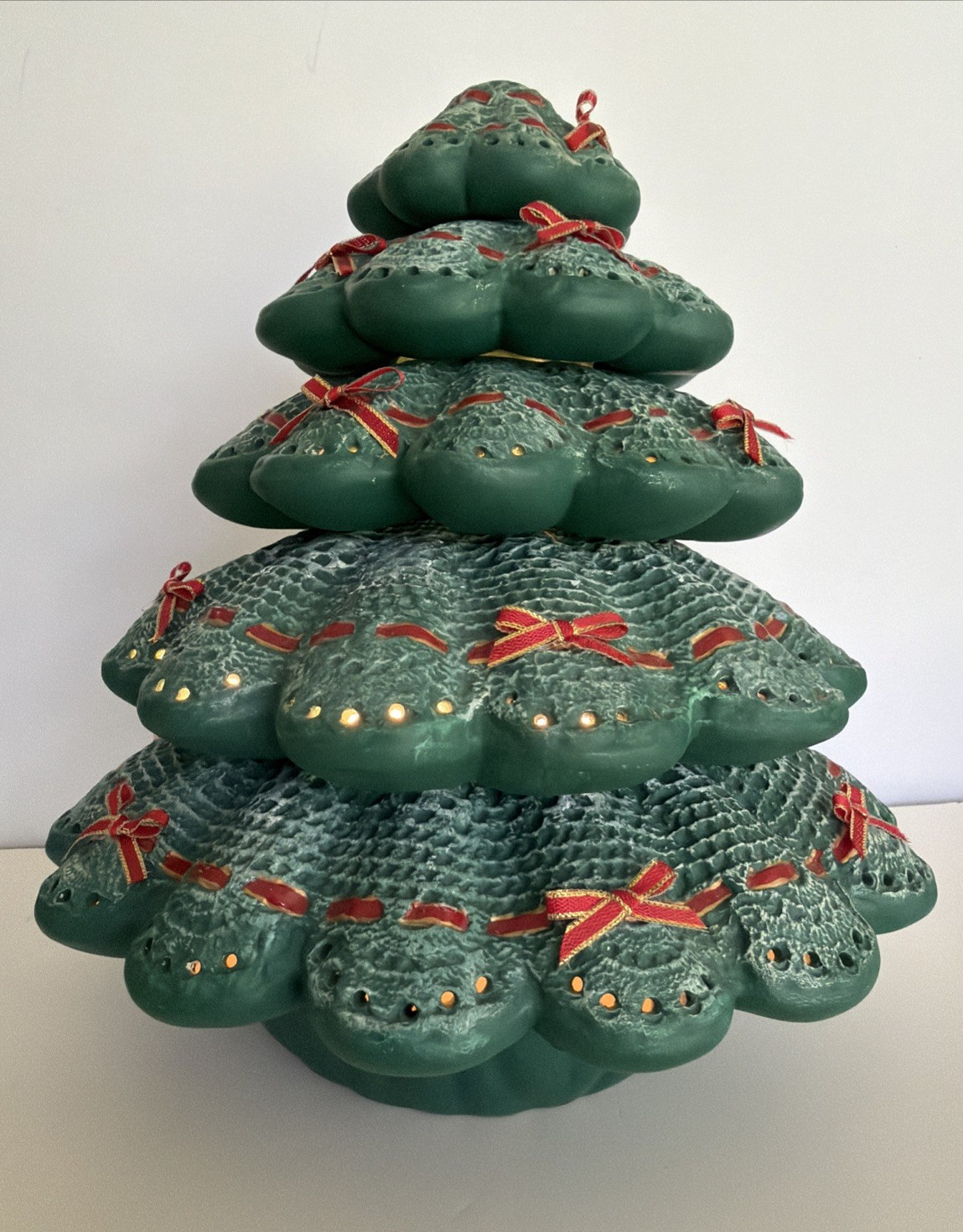 Vintage McCloud 86 Ceramic Lighted Christmas Tree Doily Design Green & White 10”
