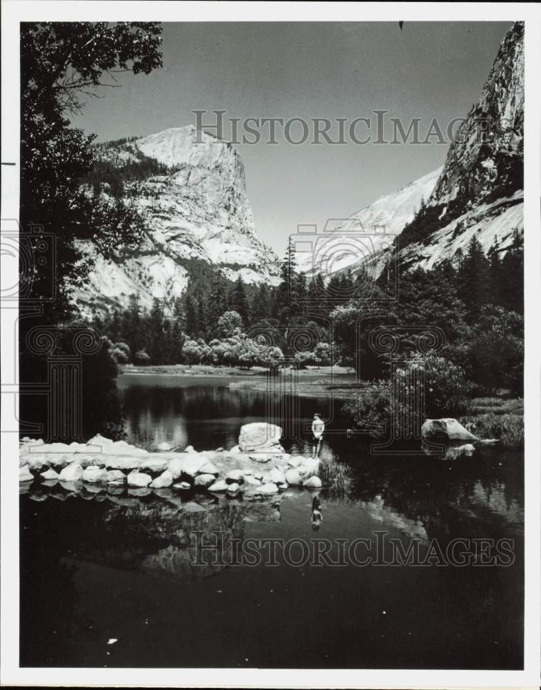 Press Photo Scenic view of the lake at Yosemite National Park in California