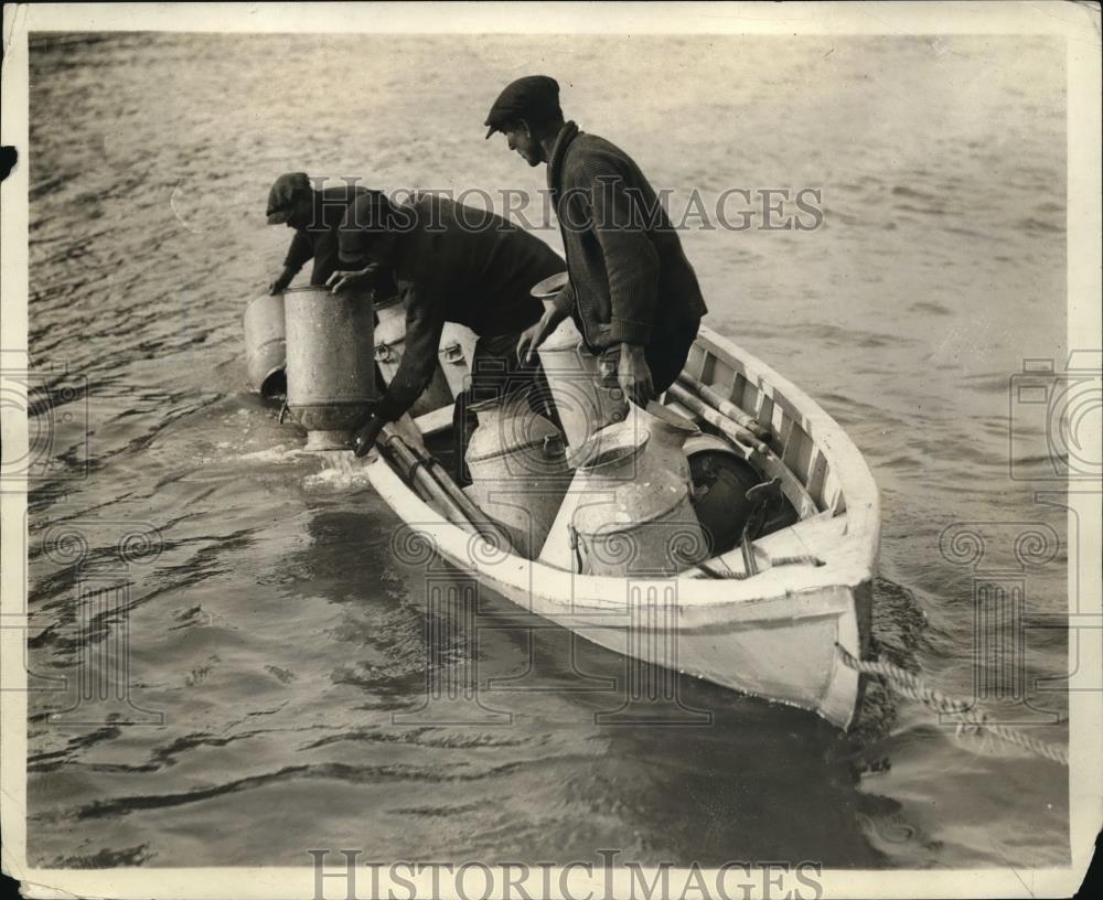 1923 Press Photo Men in the Potomac River. - nec41940