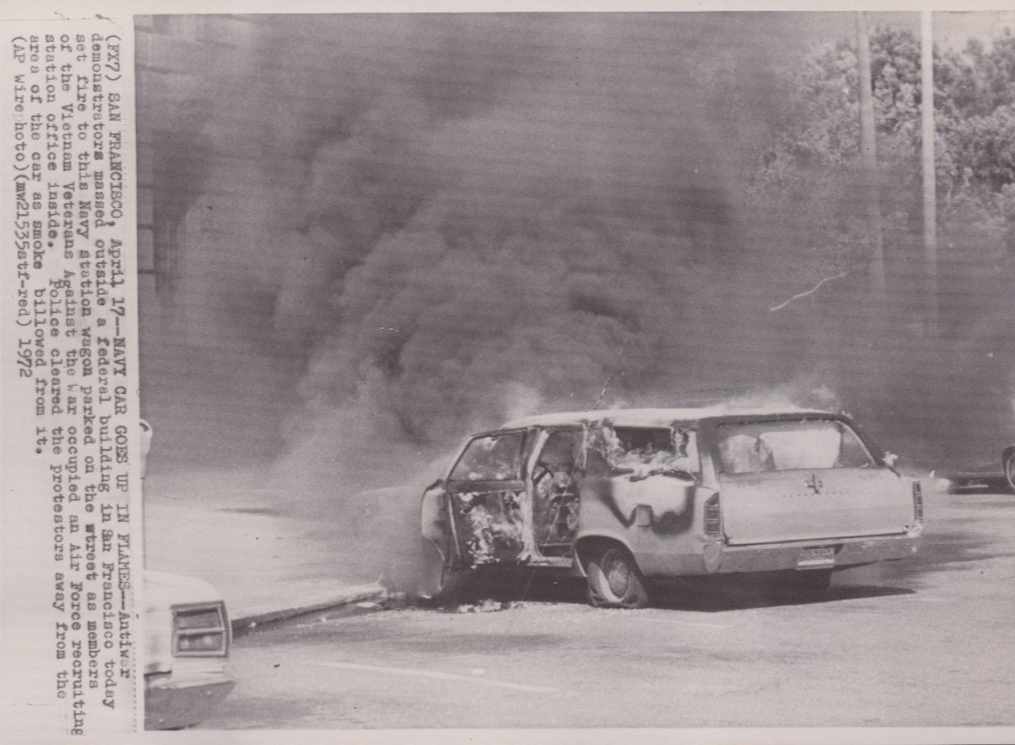 1972 Press Photo Vietnam Veterans Against the War Burn a Car in San Francisco