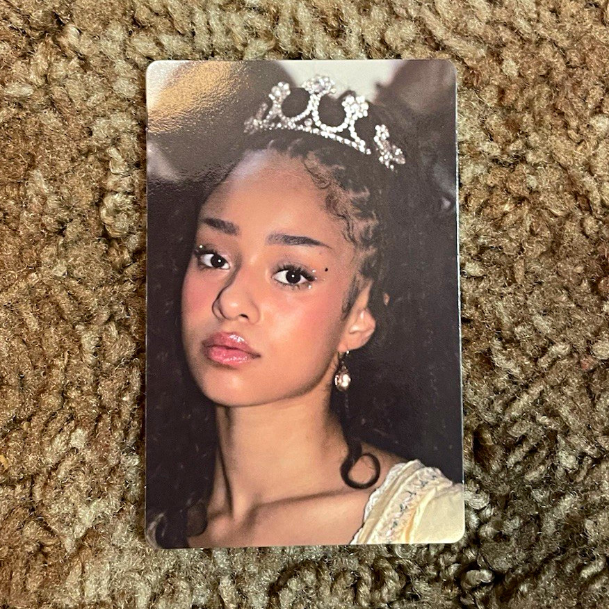 KATSEYE Manon Photo Card Tiara KATSEYE Manon Photo Card Tiara