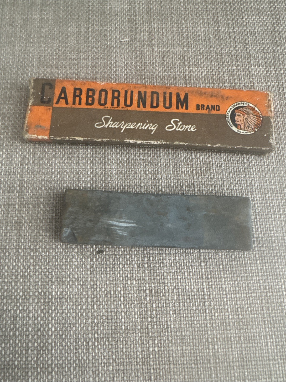 VINTAGE CARBORUNDUM SHARPENING STONE - USED VINTAGE CARBORUNDUM SHARPENING STONE - USED