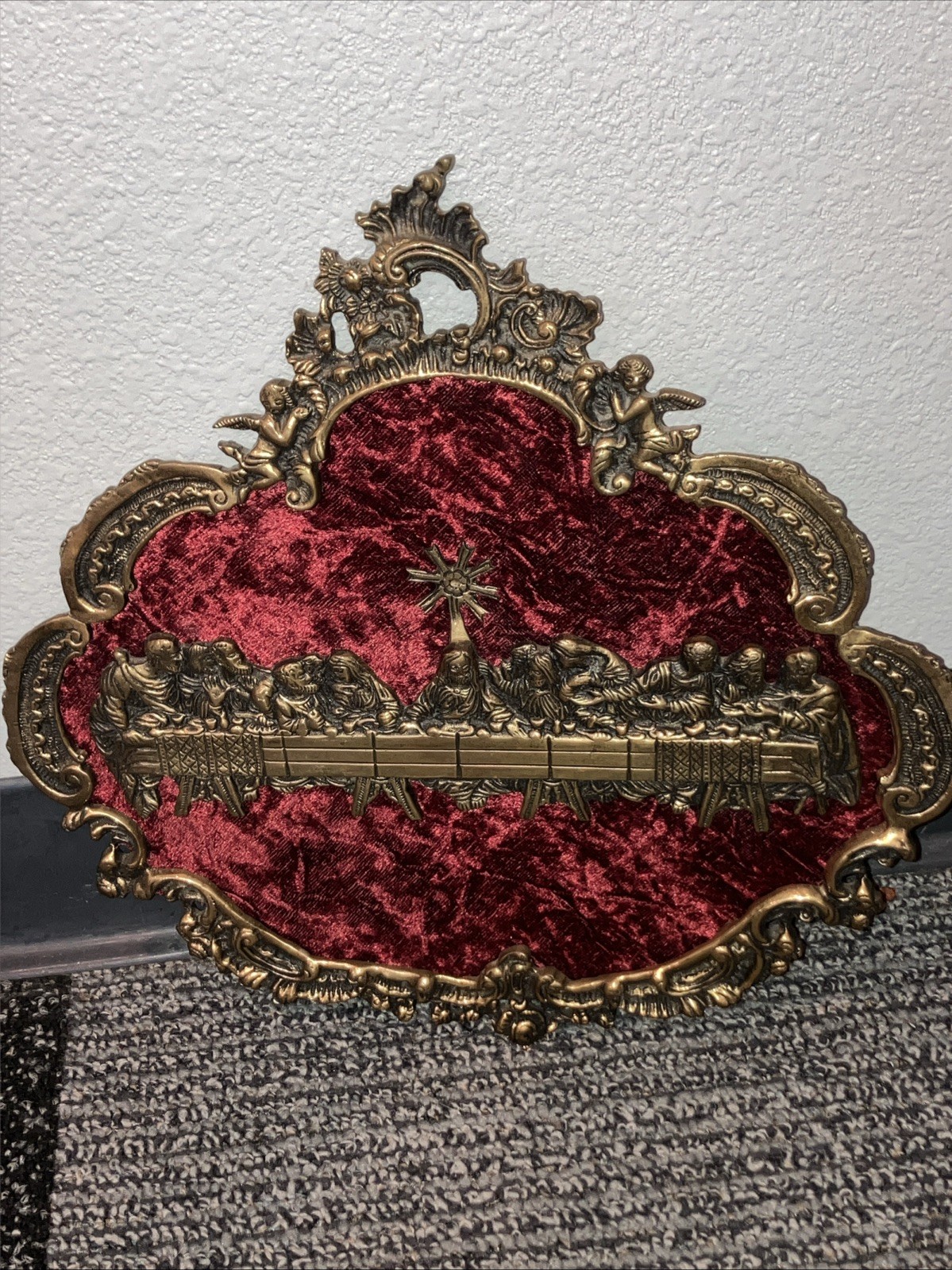 Vtg Ornate Angels Brass Frame Jesus Last Supper Red Velvet Wall Plaque Porta