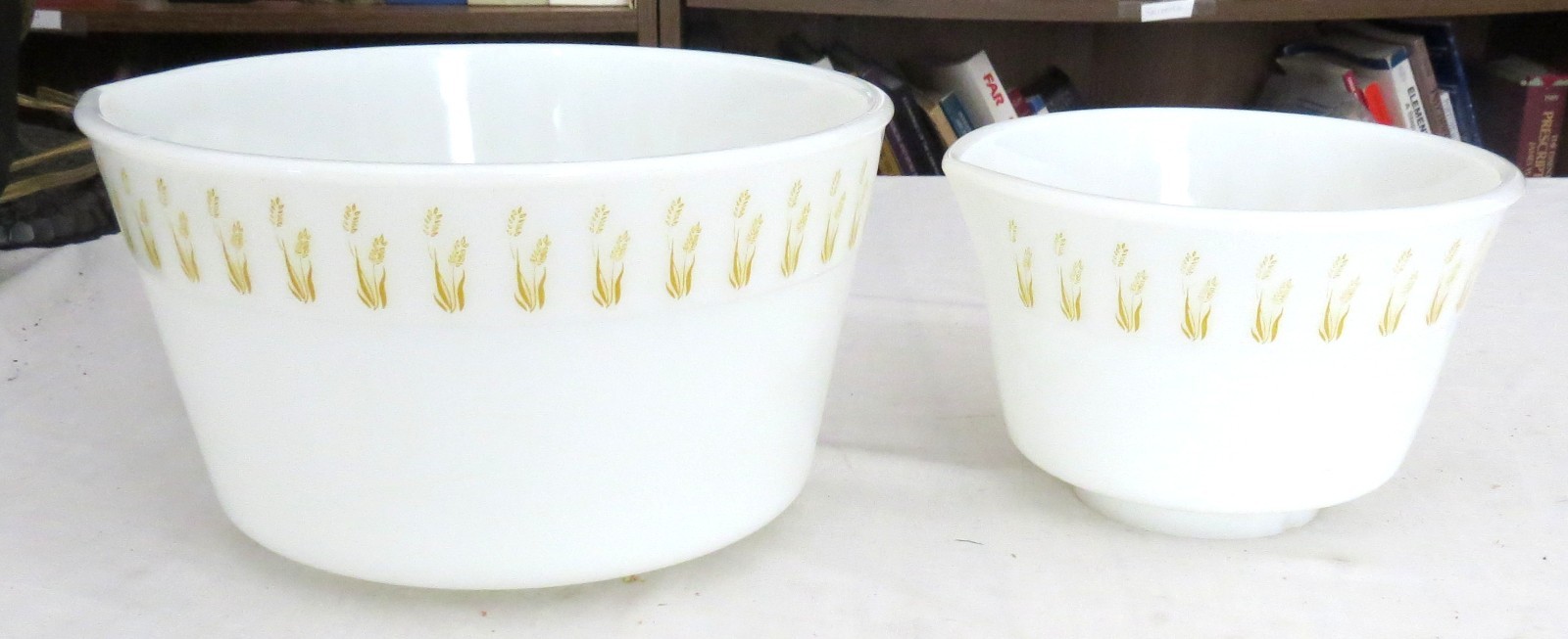 Hazel Atlas Mixing Bowl Pair - 9.1/4 & 7 inches - Yellow Wheat design pattern