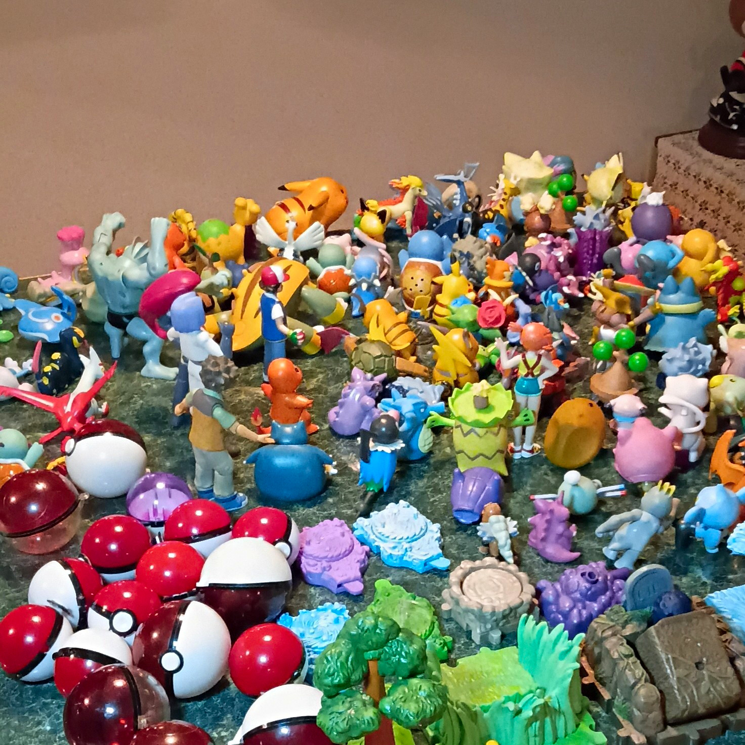 Pokémon HUGE Mixed Lot Figures Pikachu Squirtle Mew 150+ Figures 18 Pokeballs
