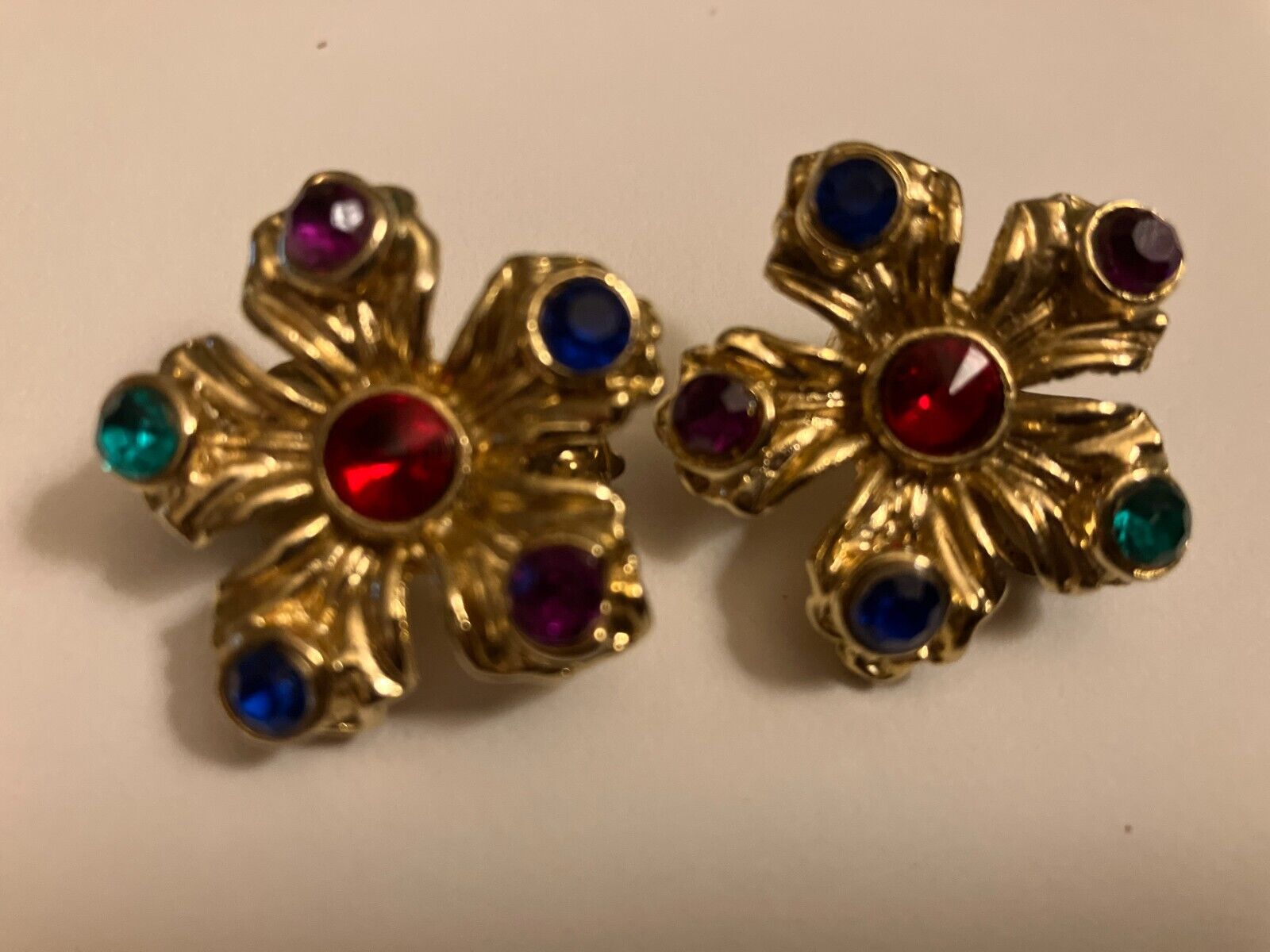 vintage estate  rhinestone on gold tone clip on earrings