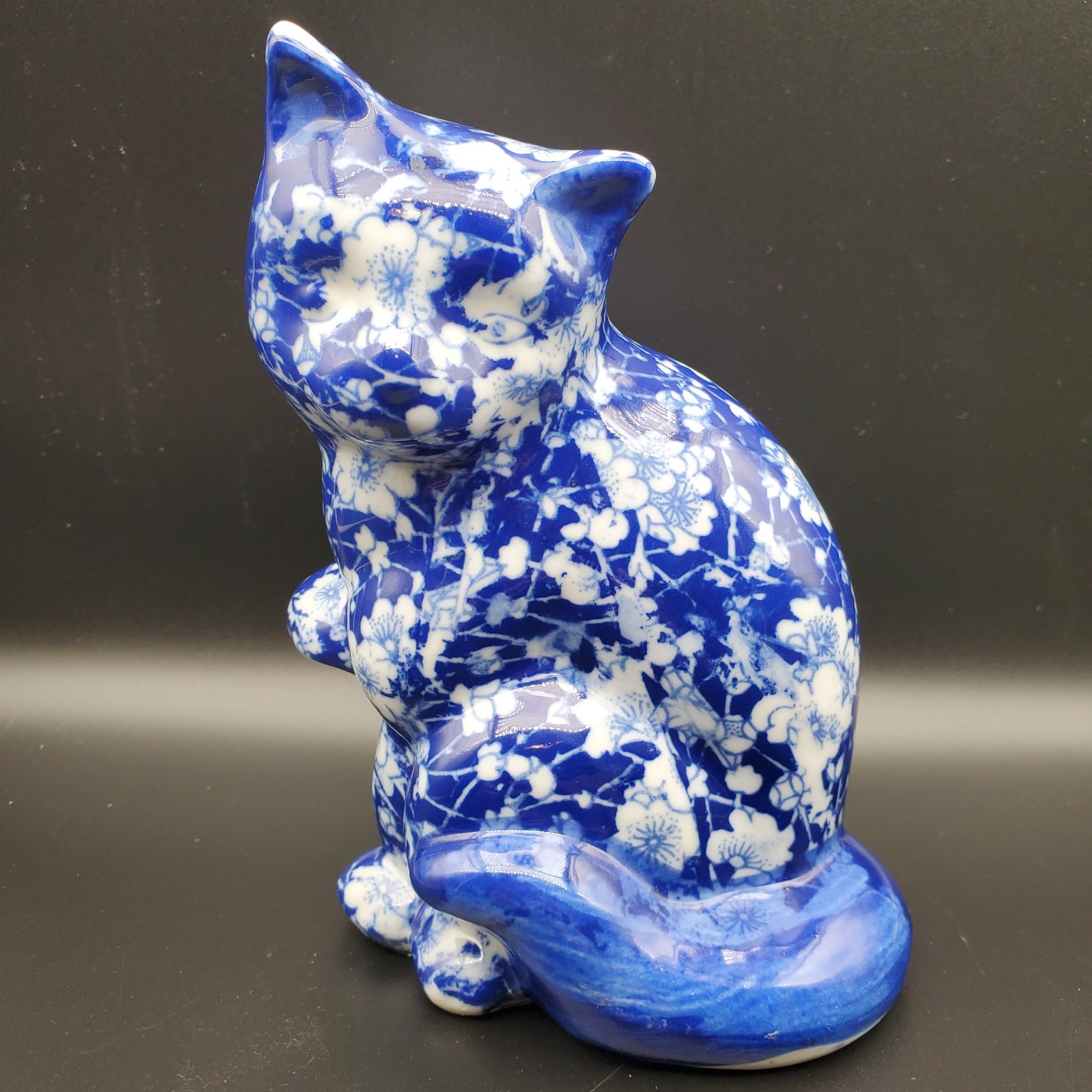 Vintage Blue And White Ceramic Cat Chinoserie Flower Pattern 6.75\