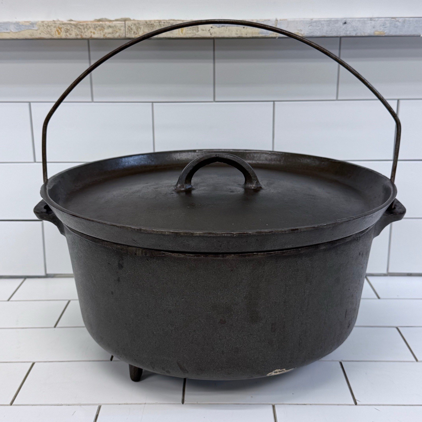 Vintage Wagner Tite-Top No. 10 Cast Iron Camp Dutch Oven with Lid 1960s