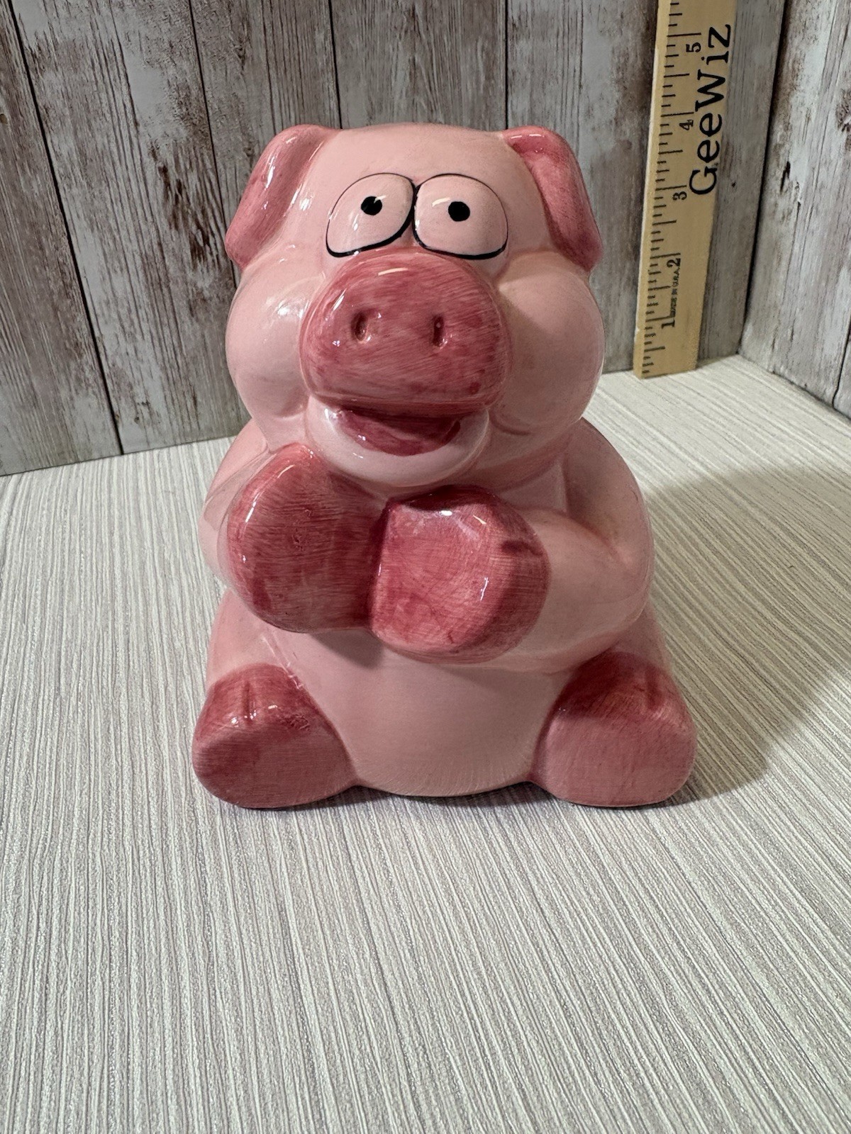 VTC 2003 Pink Ceramic Piggy Bank Sitting Smiling Pig Coin Bank With Stopper VTC 2003 Pink Ceramic Piggy Bank Sitting Smiling Pig Coin Bank With Stopper