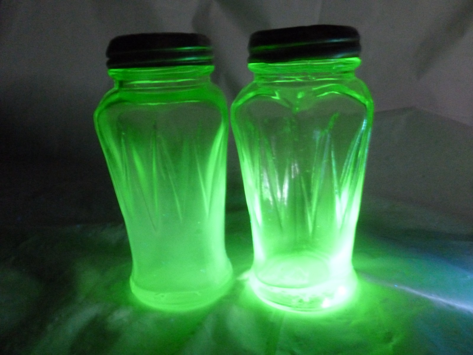 Vintage Hazel-Atlas Uranium Glass Salt & Pepper Shakers Mold #468 Art Deco Glow Vintage Hazel-Atlas Uranium Glass Salt & Pepper Shakers Mold #468 Art Deco Glow