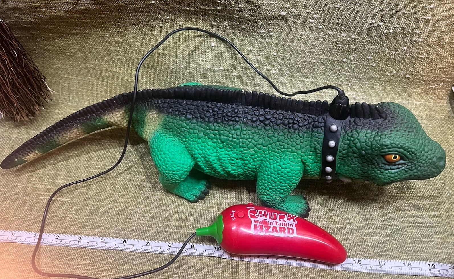 Vintage Senario Chuck The Walkin’ Talkin’ Lizard Interactive Toy Remote  2001