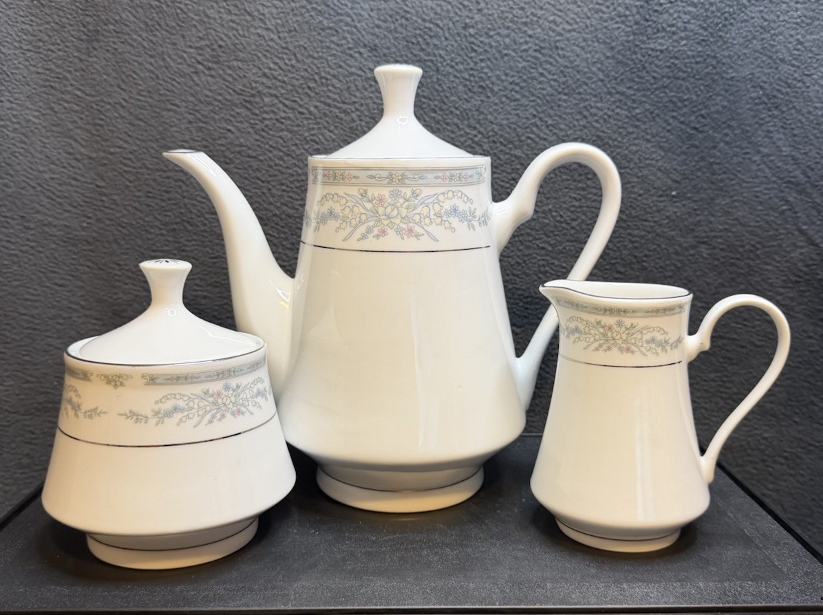 Crown Ming Fine China Juan Shiang Coffee Pot, Cream And Sugar Bowl Set “Diana” Crown Ming Fine China Juan Shiang Coffee Pot, Cream And Sugar Bowl Set “Diana”