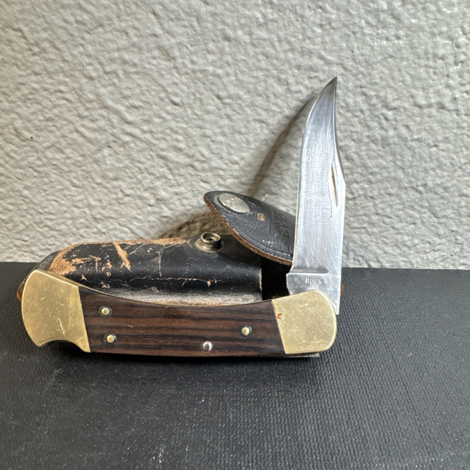 Vintage 1981 - 1986 Buck •110•• ( 3 Dot ) Folding Blade Knife w/Belt Sheath Vintage 1981 - 1986 Buck •110•• ( 3 Dot ) Folding Blade Knife w/Belt Sheath