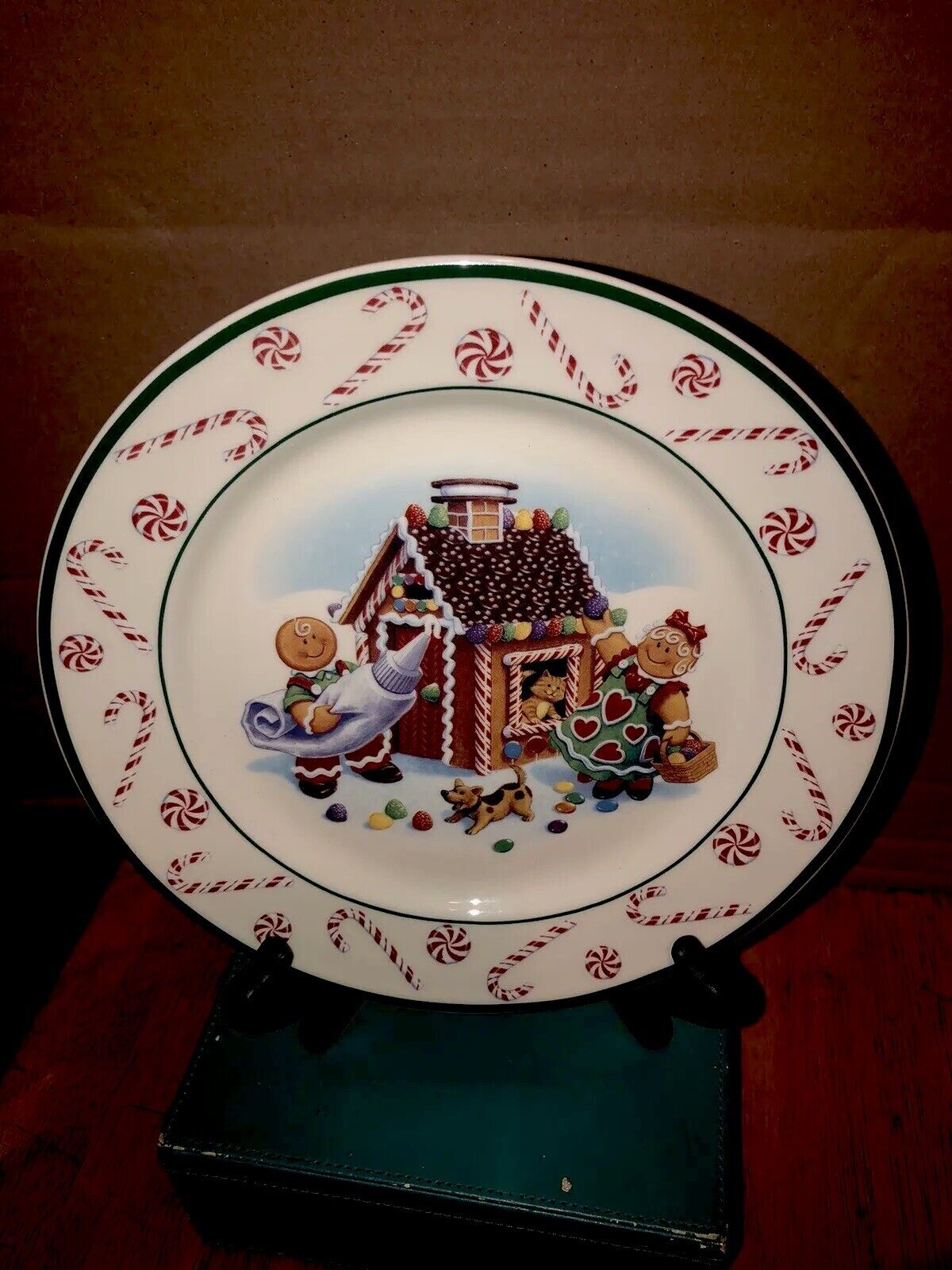 Longaberger Roger & Ginger Christmas Plate Gingerbread house candy Canes 9\
