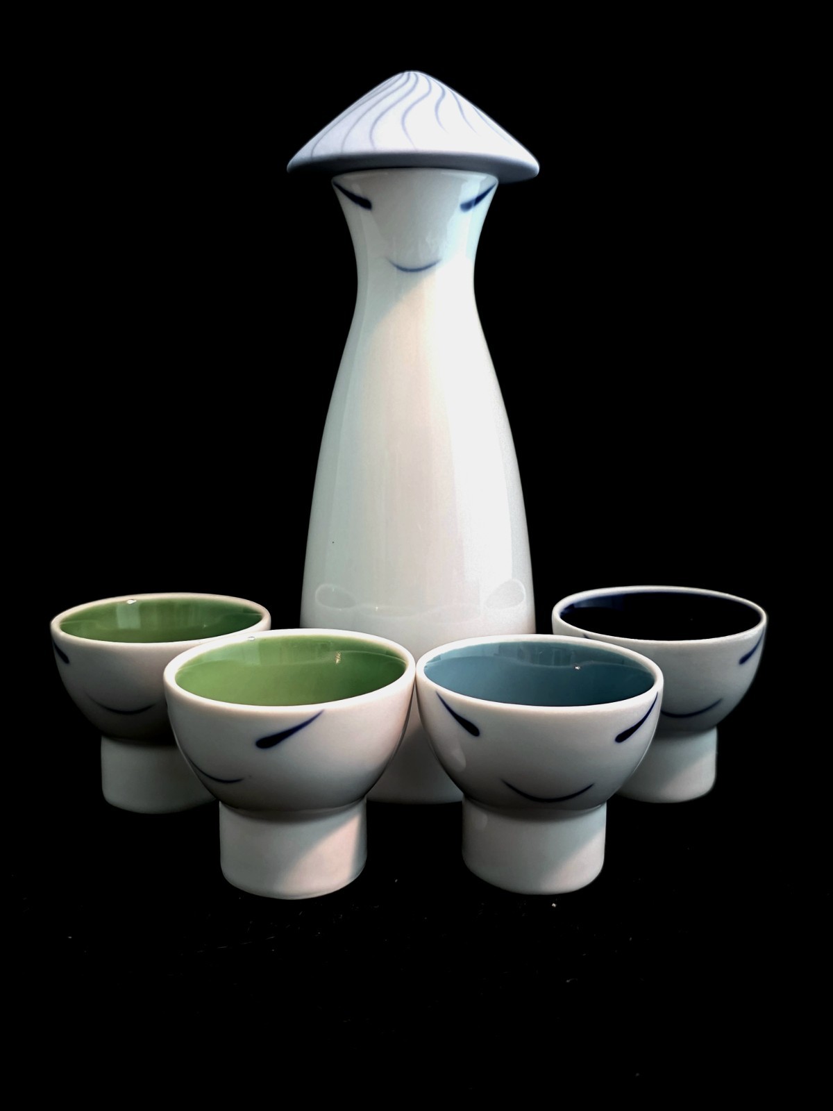 (83) Pylones Paris Smiling Sake Set With 4 Cups With Hidden Pictures in Cups (83) Pylones Paris Smiling Sake Set With 4 Cups With Hidden Pictures in Cups
