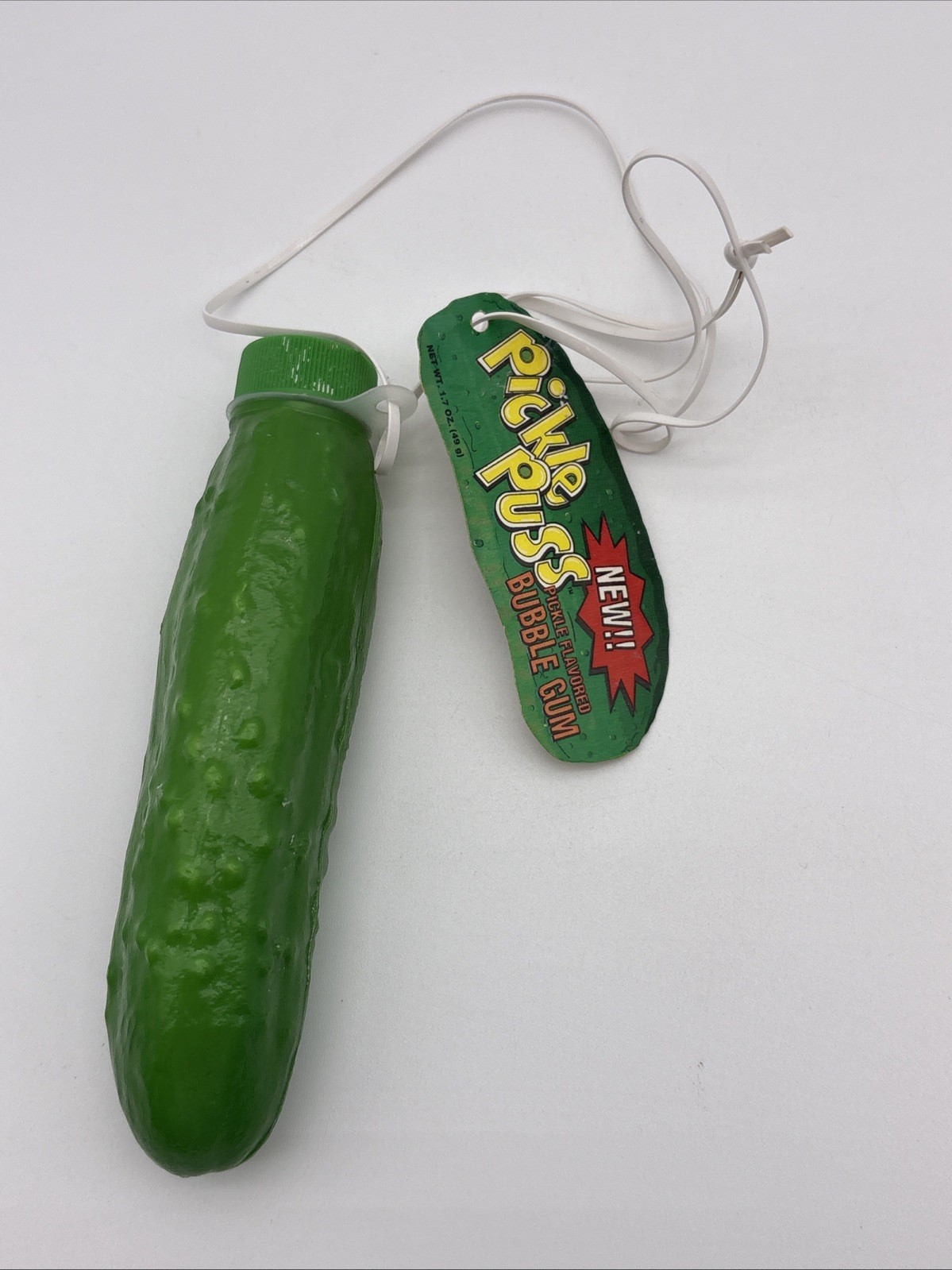 VTG  Pickle Puss Bubble Gum Necklace Green Pickle Novelty Candy Sealed Tag FULL