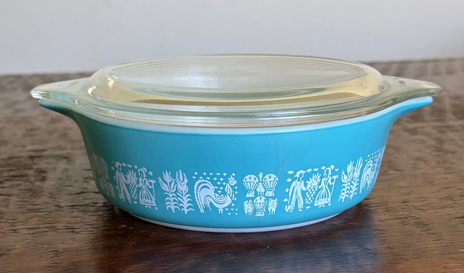 Vintage PYREX Amish Butterprint 471 white on turquoise with lid
