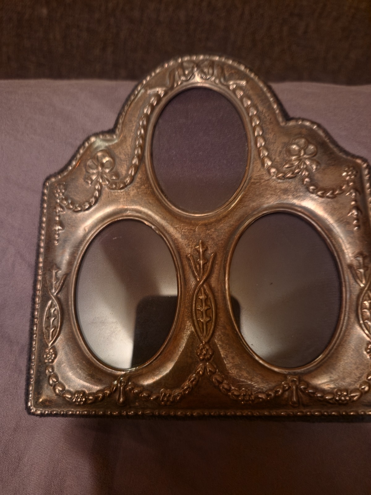 Vintage silver 3-spot oval small wallet photo frame with cherubs