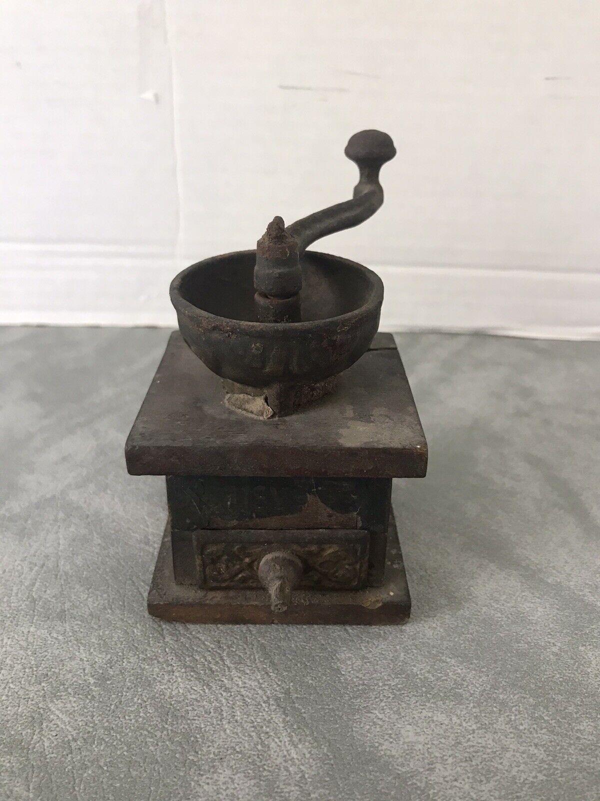 Vintage 1920\'s Toy Miniature Daisy Coffee Grinder Cast Iron + Wood 3.5\
