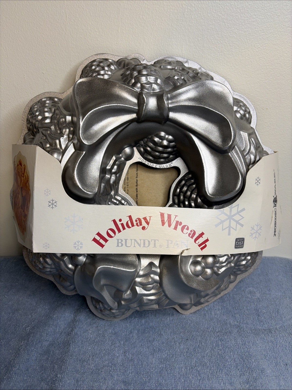 Merry Nordic Ware Christmas Wreath Bundt Cake Pan Holiday Pinecones Bow Bakeware