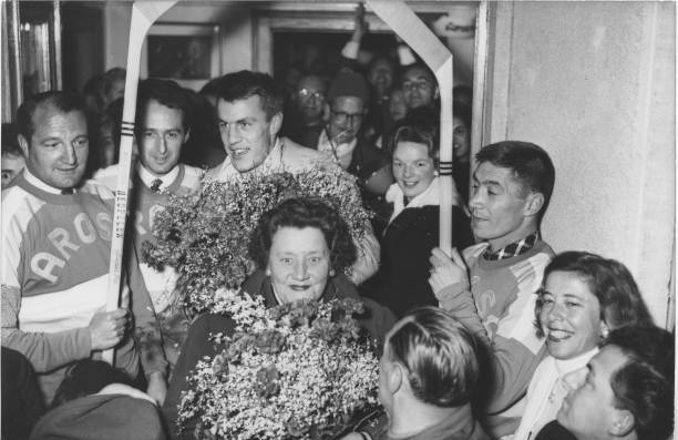 Roger Staub with ice hockey players EHC Arosa 1958 Old Historic Photo 1