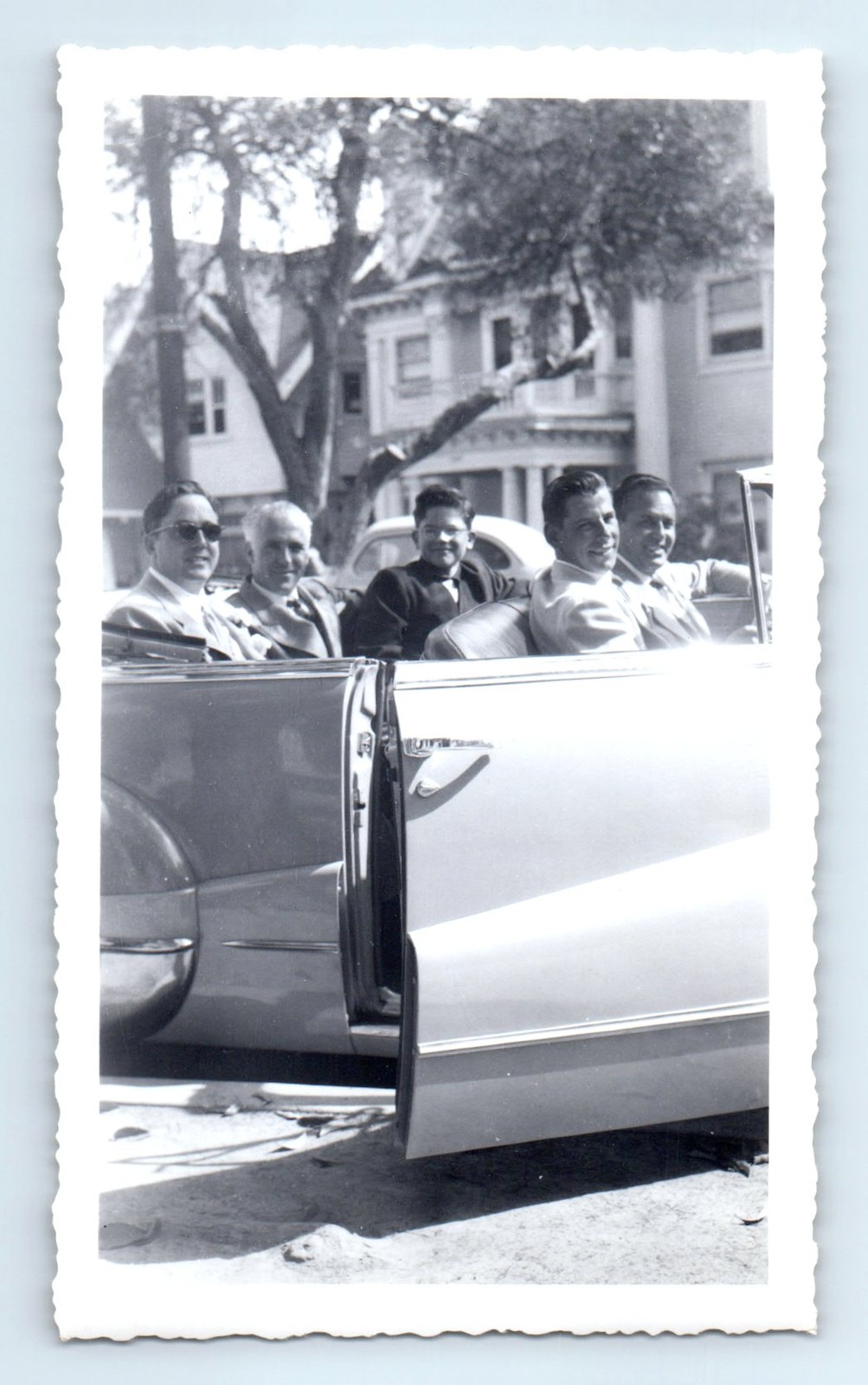 Old Vintage Photo MEN AND BOY IN CLASSIC CAR CONVERTIBLE ANTIQUE SNAPSHOT