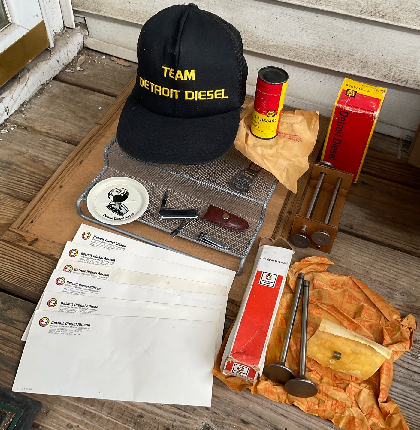 DETROIT DIESEL/ALLISON Odd Lot - Parts In Box, Hat, Advertising Pocket Knife + DETROIT DIESEL/ALLISON Odd Lot - Parts In Box, Hat, Advertising Pocket Knife +