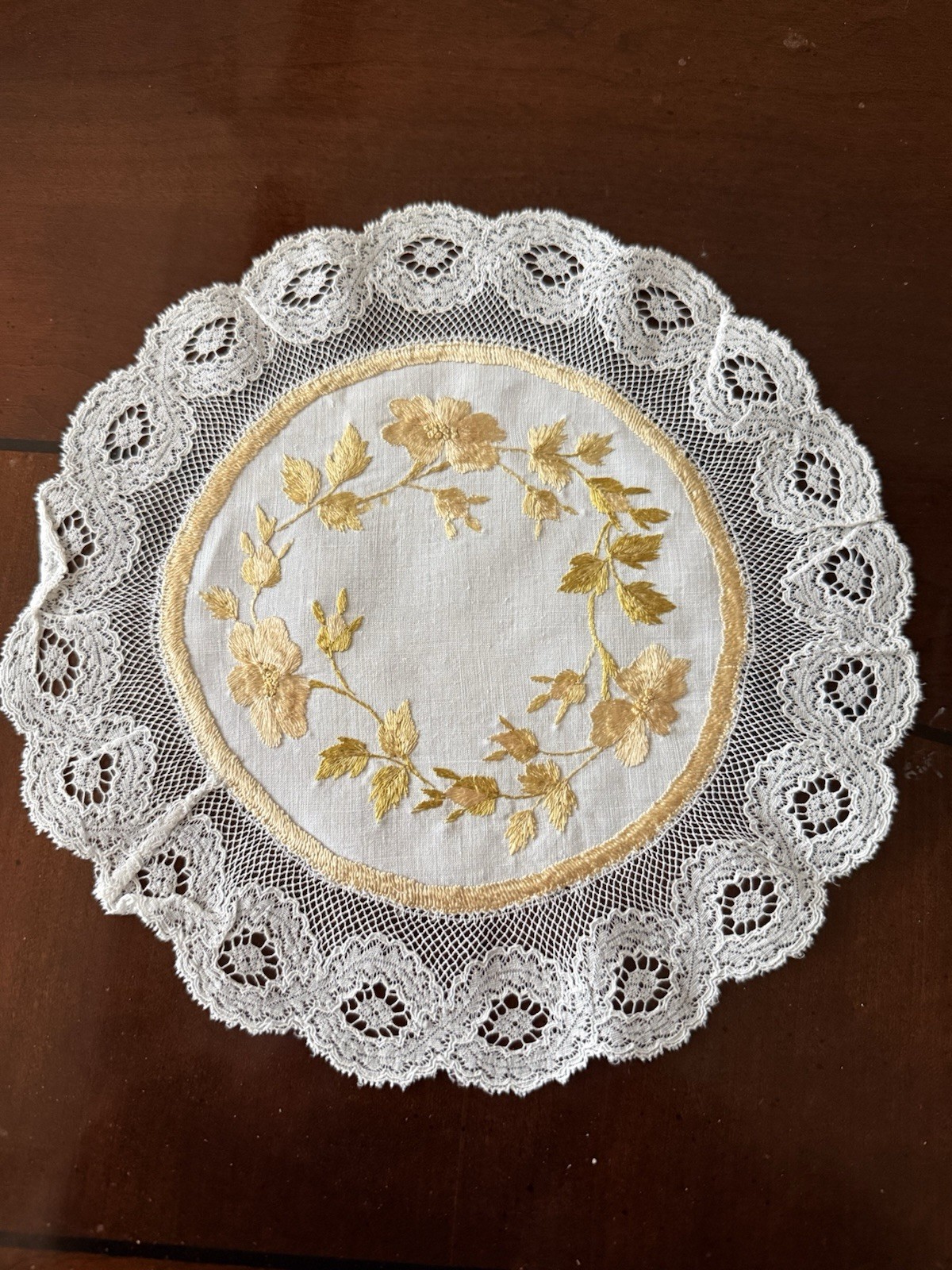 Exquisite Antique Royal Silk Society Hand Emb Roses 9” Doily & w/Lace Trim