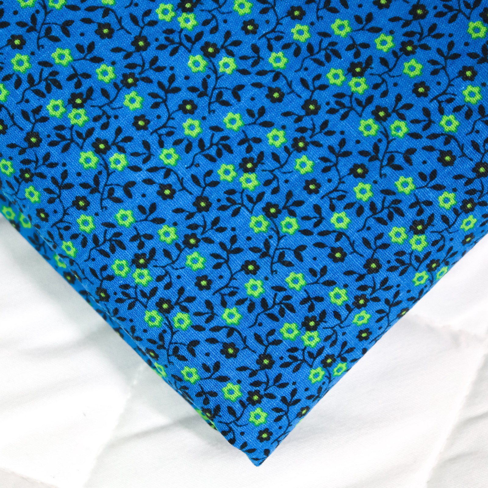 Vintage Cotton Fabric 1970s Yardage Green Daisies on Blue 44x88 Dressmaking