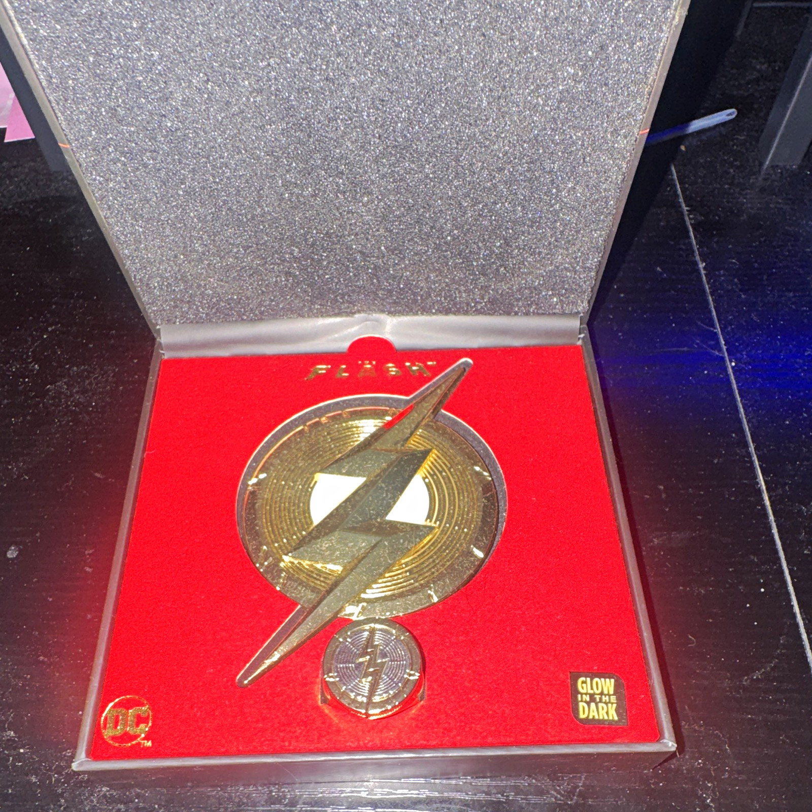 Salesone DC The Flash ring and logo Set GameStop Exclusive Glow Dark #3008/10000