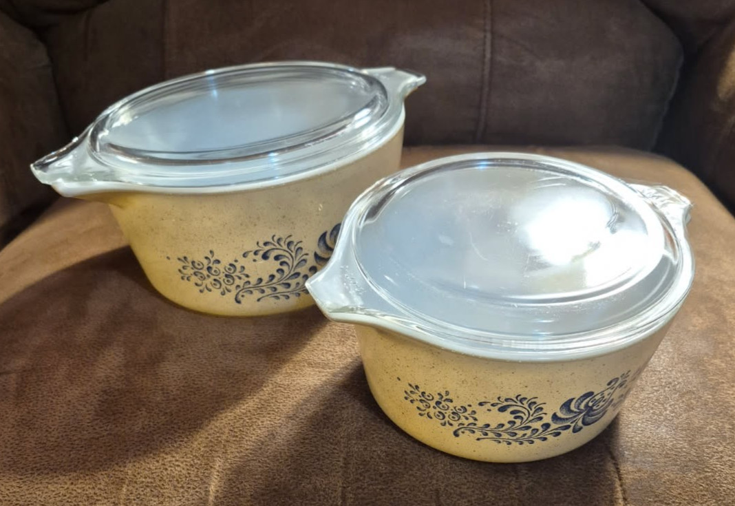 Vintage Pair Pyrex Corning 473-B & 474-B Tan / Blue Dishes with Lids 