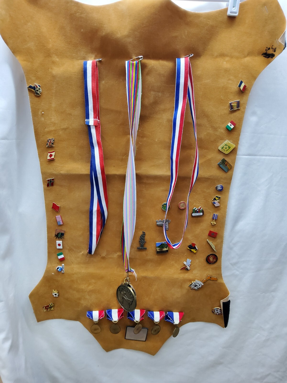 Rare Vintage Collection of Pins and medals 35.ct