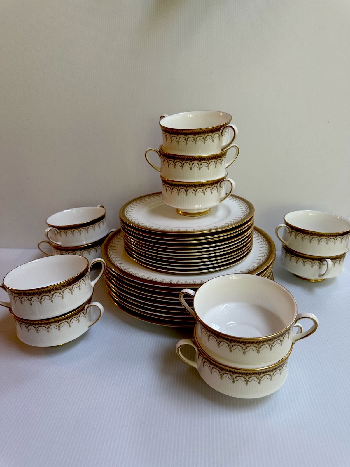 VTG PARAGON “ATHENA” ENGLAND 31PC DINNER SET GOLD BANDED BORDER GOLD SCROLLWORK VTG PARAGON “ATHENA” ENGLAND 31PC DINNER SET GOLD BANDED BORDER GOLD SCROLLWORK