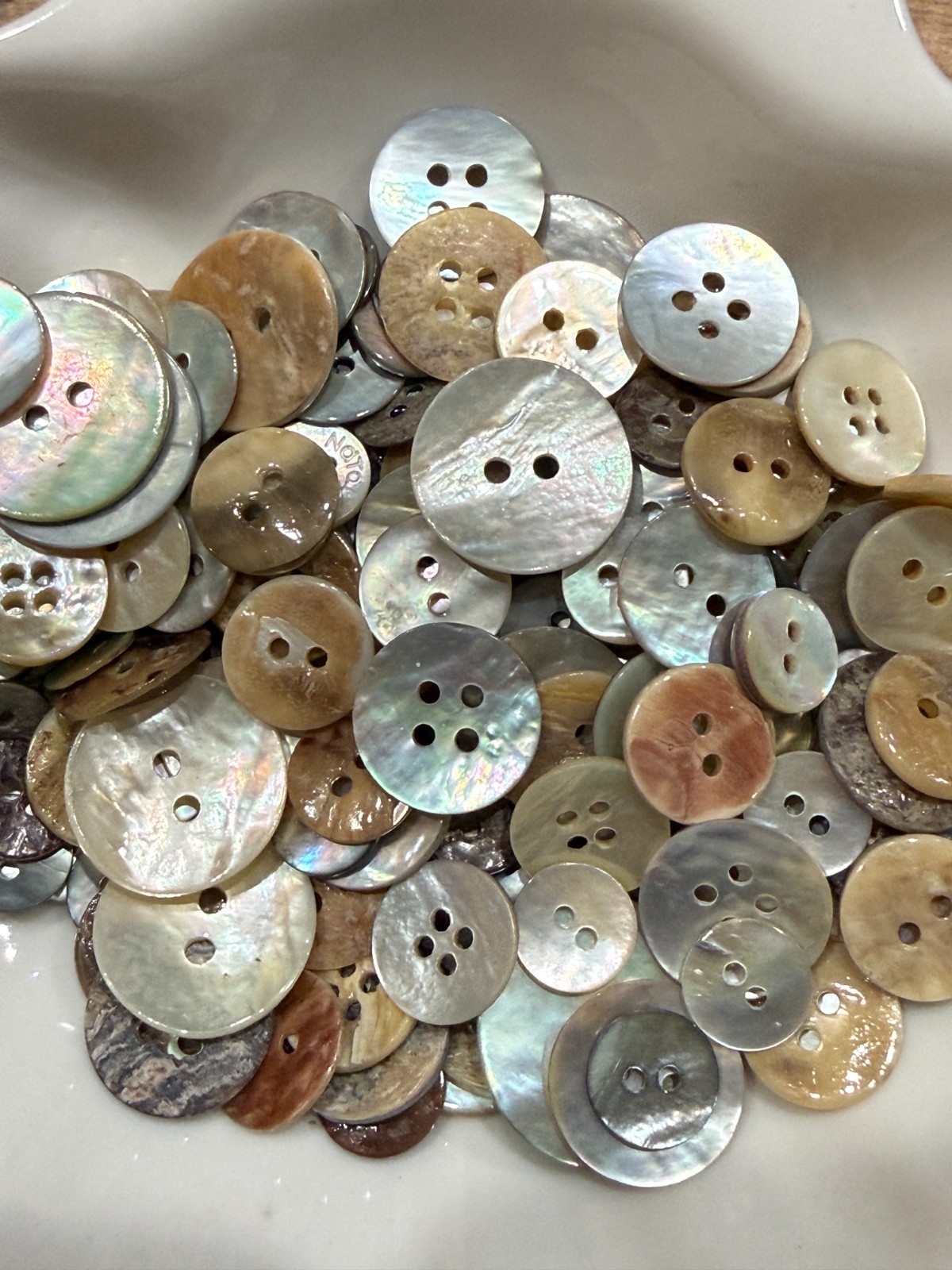 Mother of Pearl Shell Buttons: 10-20mm (150~185 Count of a Sample Bag) Mother of Pearl Shell Buttons: 10-20mm (150~185 Count of a Sample Bag)