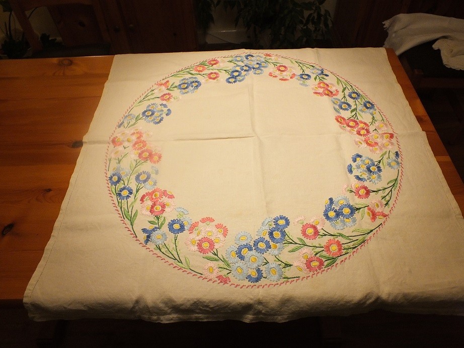 Vintage Linen Hand-Embroidered Tablecloth 31
