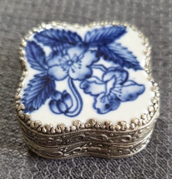 Vintage Bombay Company Blue White Porcelain silver Floral Trinket Box Mirror