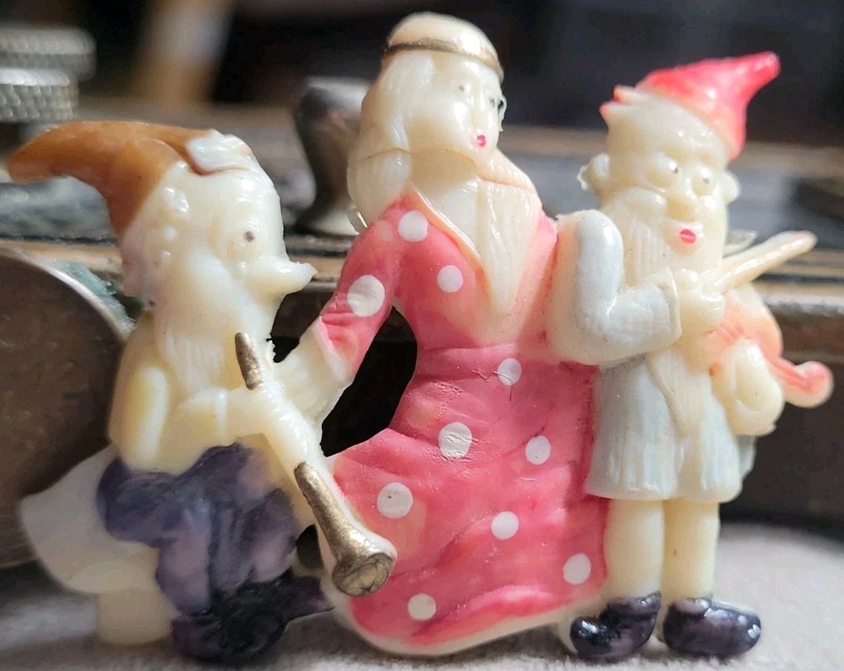 Vintage Plastic SNOW WHITE AND TWO DWARFS Novelty Pin Brooch Made In Japan Vintage Plastic SNOW WHITE AND TWO DWARFS Novelty Pin Brooch Made In Japan
