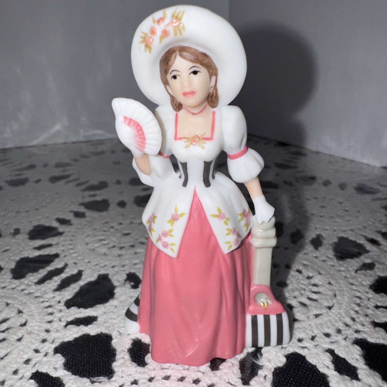 1994 VTG Avon Limited Edition Mrs Albee President\'s Club Award Figurine 3\