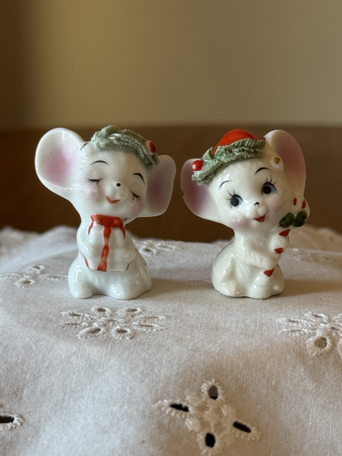1950'S VINTAGE NAPCOWARE CHRISTMAS MOUSE FIGURINES WITH GREEN SPAGHETTI TRIM