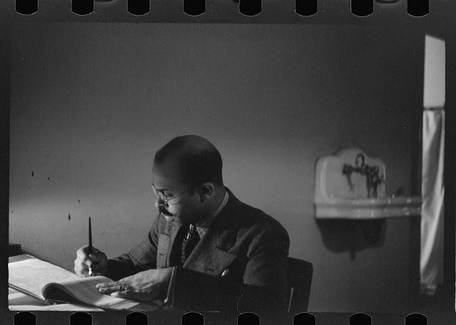 Photo:Chicago Illinois 1941 Staff Doctor Entering Provident Hospital