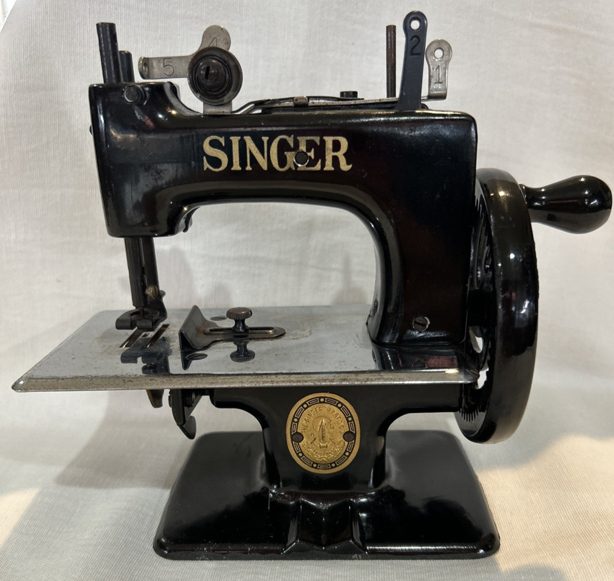 Vtg Singer Model 20 Sew-Handy Child\'s Toy Sewing Machine Black 7X7X3.5\